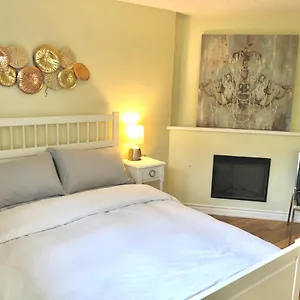 Maison d'hôtes Cozy & Convenient 2-bedroom With Private Entrance, Toronto