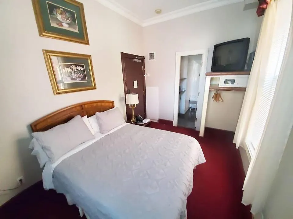 Madison Manor Boutique Hotel Toronto 2*,